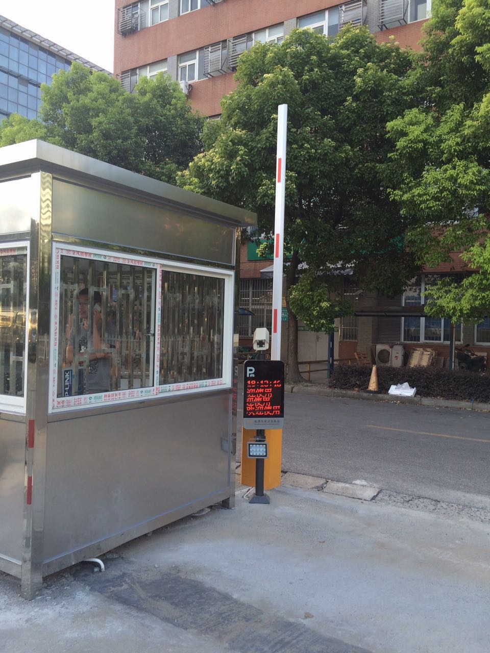 上海翼霸市政工程|不銹鋼崗?fù)小區(qū)保安崗?fù)車(chē)位線(xiàn)|車(chē)牌識(shí)別|道路劃線(xiàn)